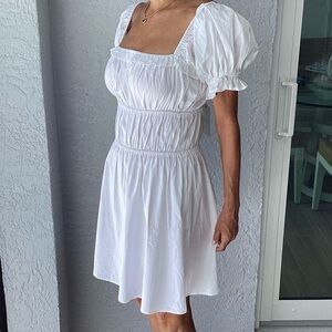 S’EDGE white cotton dress with puff sleeves.